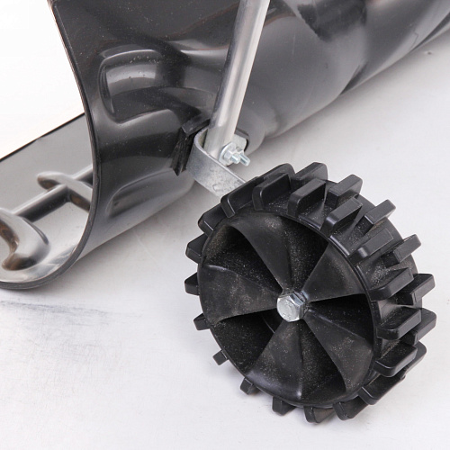 Движок для снега пластиковый 660330 мм, на колесах с металлической П-образной ручкой_11